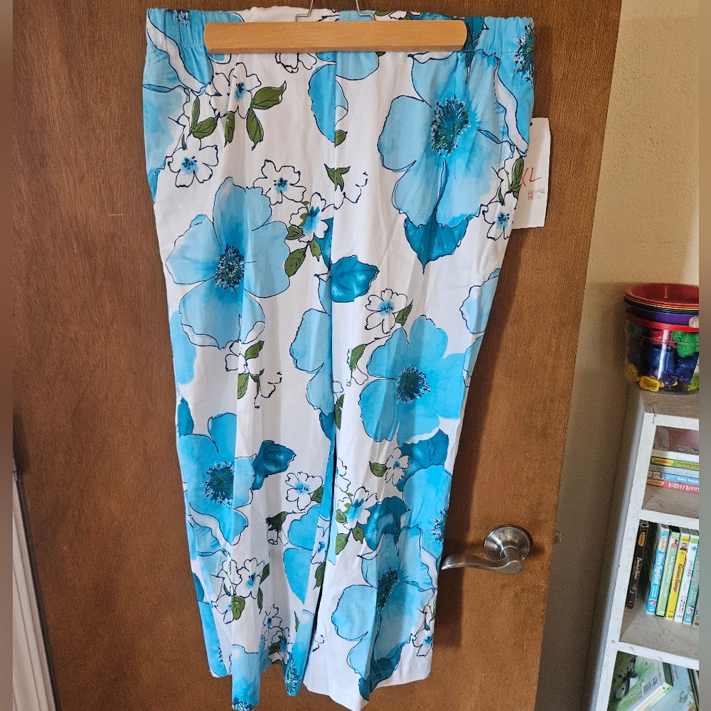 White & Blue Floral Cotton/Spandex Capri Pants - Elastic Waist - XL
